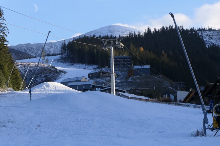 Zasnežovanie lyžiarskeho svahu v Jasnej