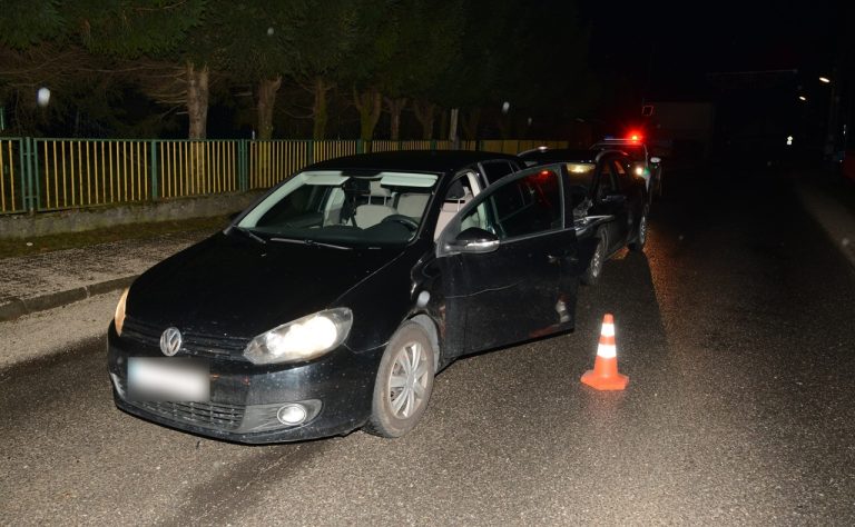 Polícia obvinila 29-ročného vodiča, ktorý unikal v odcudzenom aute do Fačkova