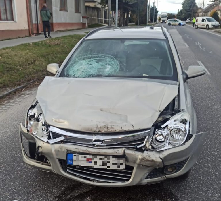 V Boleráze narazil vodič do ženy, ktorá stála na ceste za vozidlom