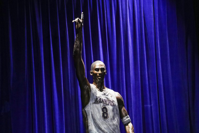 Pred basketbalovou arénou Los Angeles Lakers odhalili sochu jeho bývalého hráča Kobea Bryanta