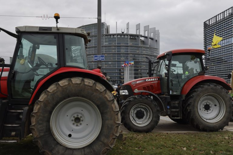 Francúzski poľnohospodári protestujú pred sídlom Európskeho parlamentu v Štrasburgu