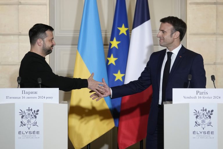 Zelensky a Macron v Paríži podpísali bilaterálnu bezpečnostnú dohodu