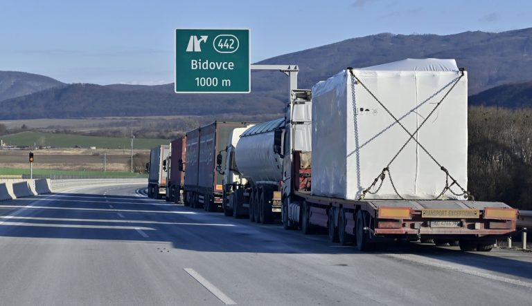 odstavené kamióny prichádzajúce po diaľnici D1 v smere od mesta Prešov
