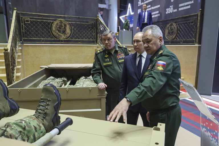 Ruský vrchný veliteľ navštívil vojakov na Ukrajine, rozoberali ďalšie kroky