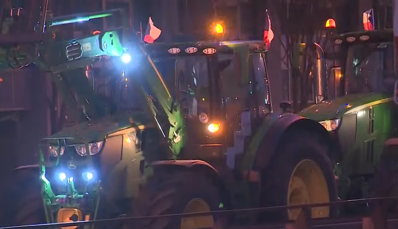 500 traktorov na cestách: Protest poľnohospodárov v Prahe komplikuje dopravu
