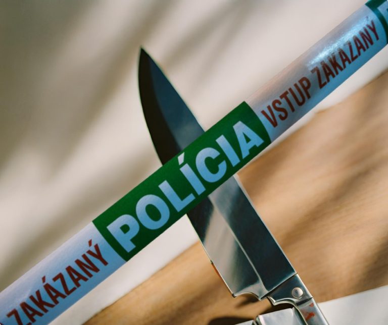 útok nožnom polícia policajná páska
