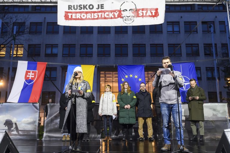 Účastníci protivládneho protestu Zastavme Súmrak: Nebuďme kolaboranti s vojnovým Ruskom na Námestí slobody v Bratislave