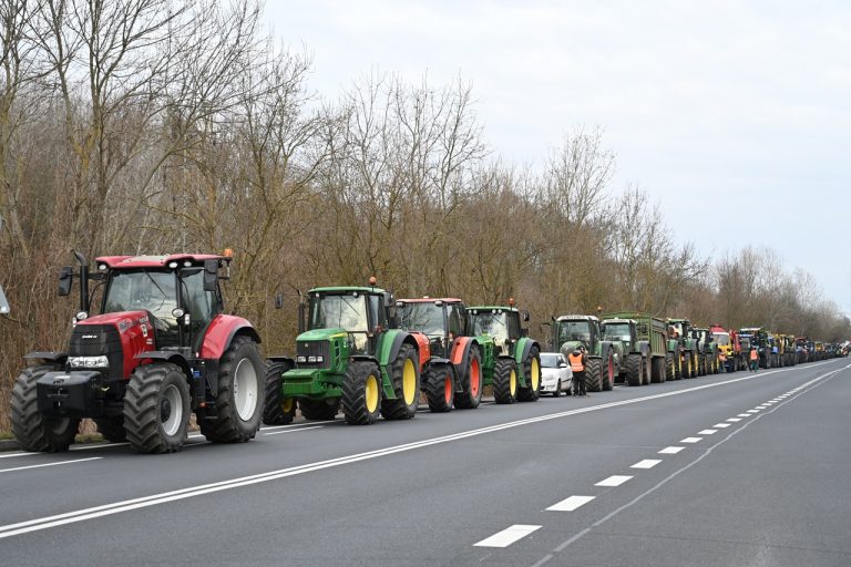 Protest farmárov V4 na slovensko - českej hranici v Holíči