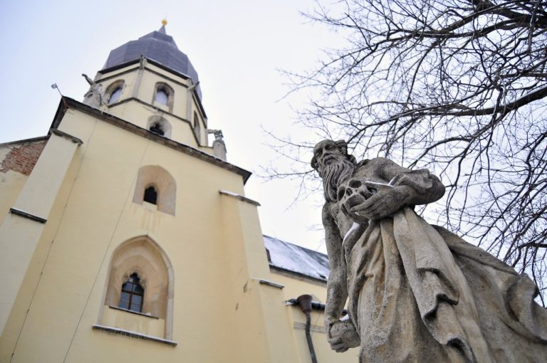 socha a Bazilika sv. Mikuláša v Trnave