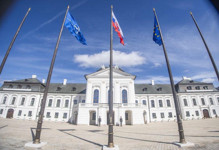 Vztýčenie vlajky NATO pred Prezidentským palácom v Bratislave