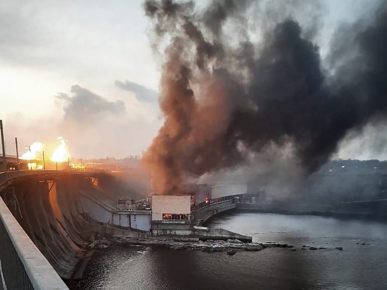 Útok ruskej armády najväčšiu vodnú elektráreň na Ukrajine