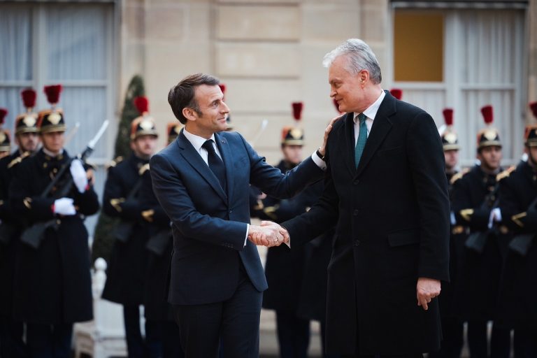 Litovský prezident Gitanas Nausėda(vpravo) na stretnutí s francúzskym rezidentom Emmanuelom Macronom(vľavo) v Paríži