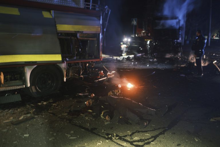 Päť ľudí zahynulo v stredu večer pri ruských útokoch na mesto Charkov
