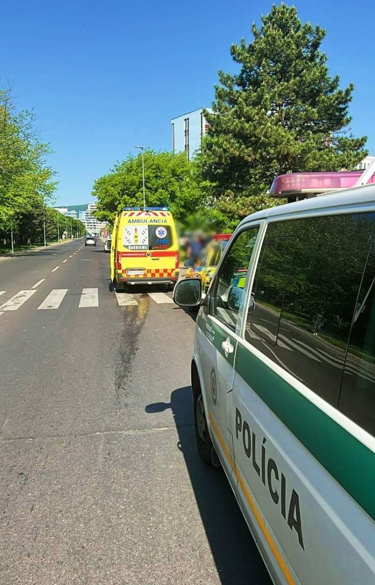 Na priechode pre chodcov v Bratislave zrazilo auto 16-ročné dievča