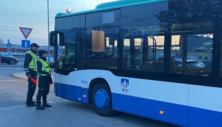 Polícia obvinila vodiča autobusu, počas jazdy v Levoči nafúkal