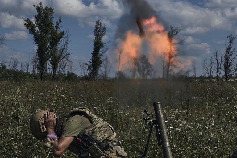 Boje na frontovej línii pri Bachmute v Doneckej oblasti vojak
