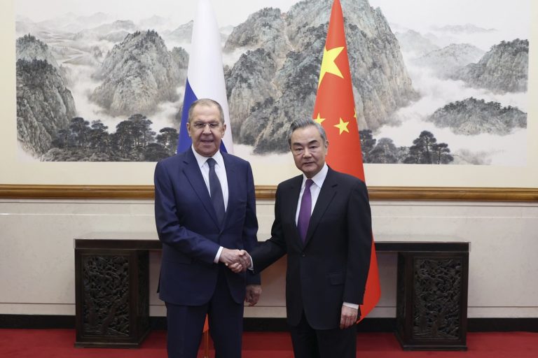 šéf ruskej diplomacie Sergej Lavrov sa v Číne stretol so svojím rezortným partnerom Wangom I