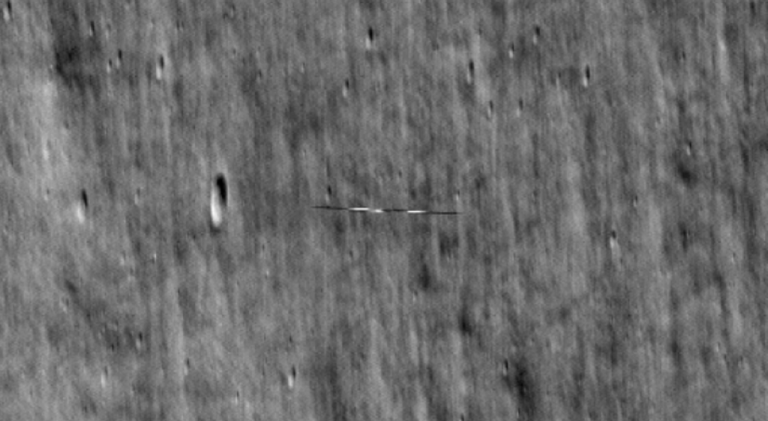 NASA sa podarilo "vynikajúce načasovanie", odfotografovala objekt v blízkosti povrchu Mesiaca