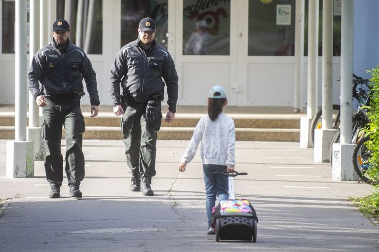 Polícia dohliada na bezpečnosť detí pri príchode do škôl