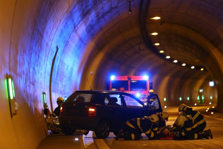 Simulovaná nehoda autobusu v tuneli Ovčiarsko