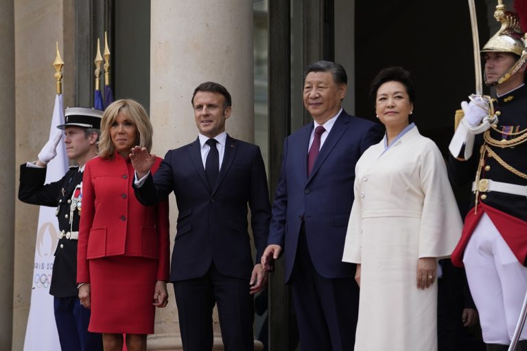 Si Ťin-pching Emmanuel Macron Brigitte Macronová Pcheng Li-jüan