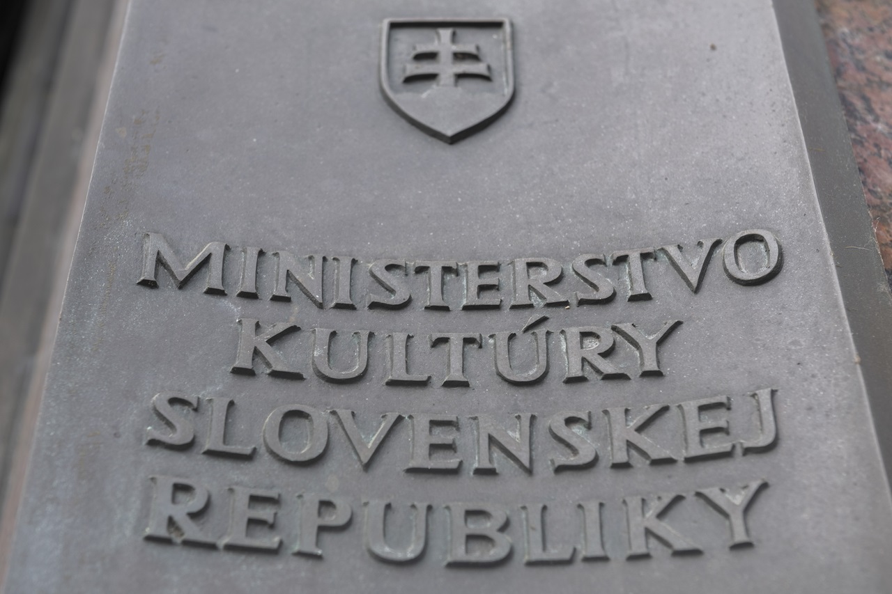 Ministerstvo kultúry sa vyjadrilo k informáciám o šikane, sledovaní a atmosfére strachu na rezorte