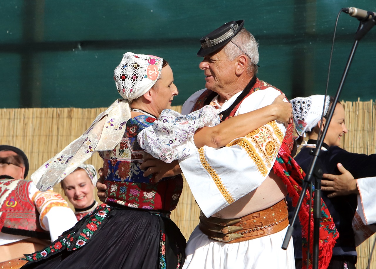 Očovská folklórna hruda privíta účinkujúcich hostí a oslávi 20 rokov