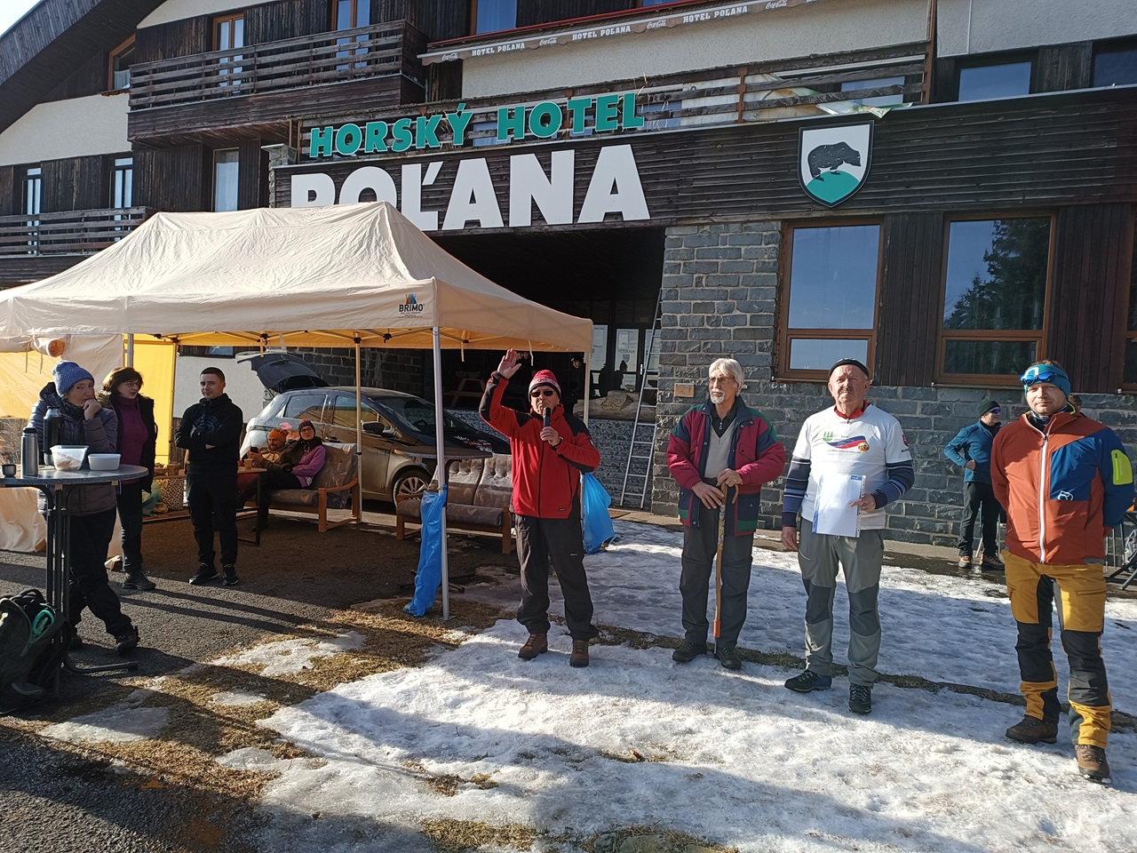 Na Poľane sa na Silvestra opäť zišli turisti, vítali ich slnko a hudba