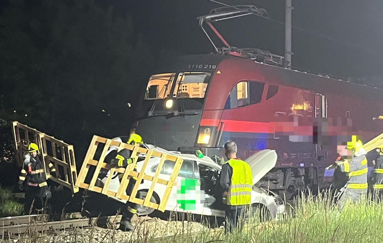 Vodič osobného auta sa po zrážke s vlakom zranil