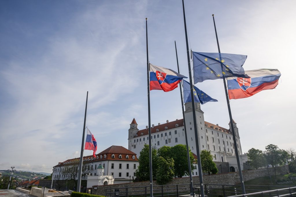Spustenie štátnych vlajok Slovenska na pol žrde po úmrtí pápeža Franiška
