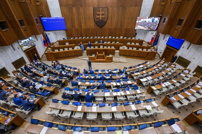 Mimoriadna schôdza Národnej rady (NR) SR k odvolávaniu ministra obrany Roberta Kaliňáka