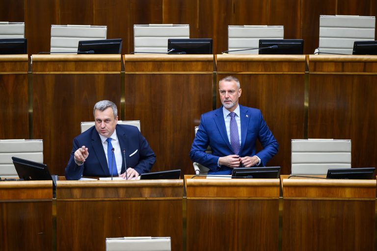 Mimoriadna schôdza Národnej rady (NR) SR k odvolávaniu ministra obrany Roberta Kaliňáka