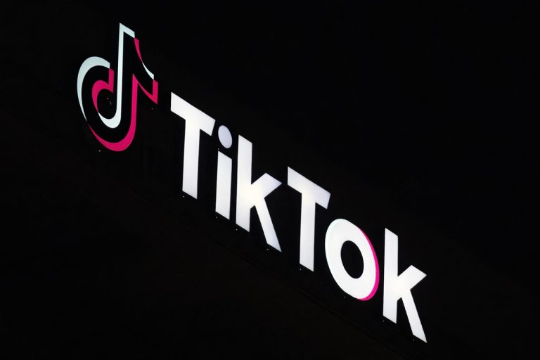 Tiktok zrušil účet muža, ktorý zosmiešňoval obeť sexuálneho násilia