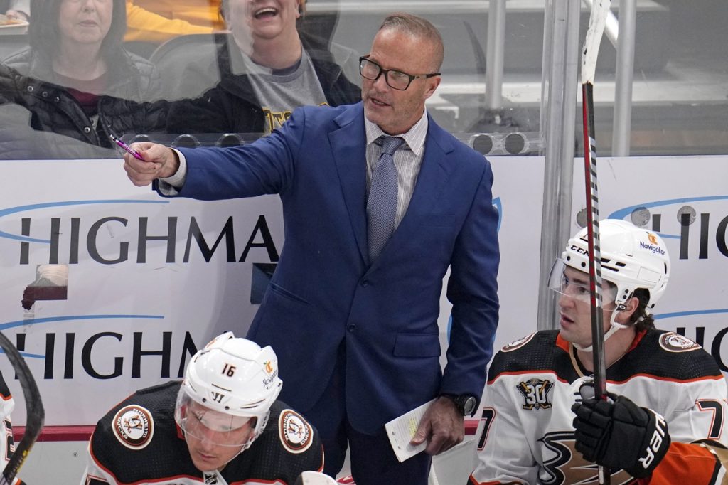 Anaheim po dvoch sezónach prepustil trénera Grega Cronina