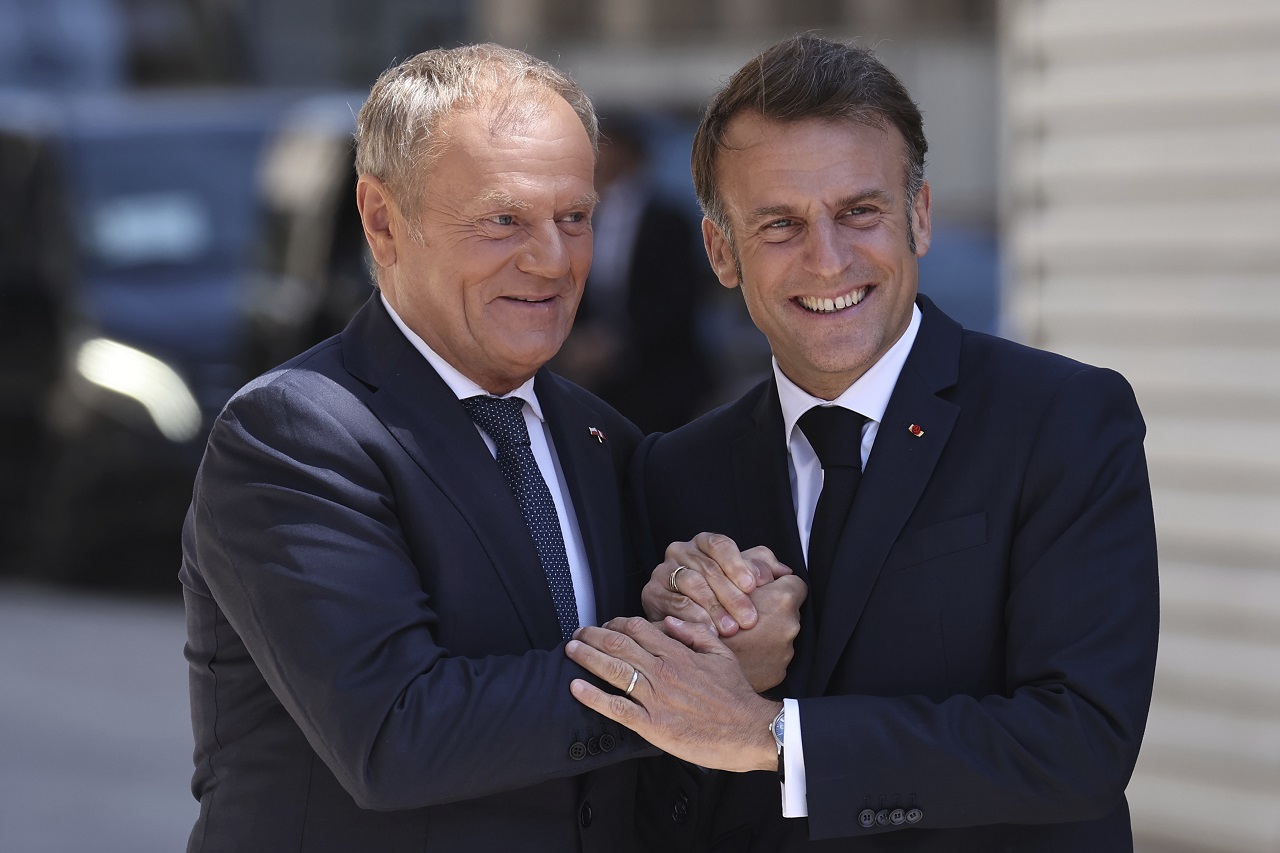 Tusk a Macron