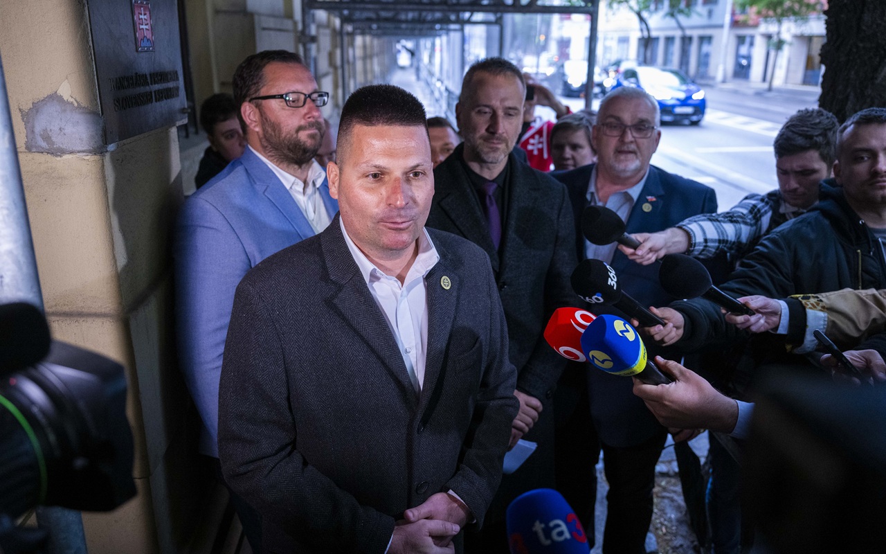 SHO odovzdalo prezidentovi petíciu,chce referendum o stopnutí sankcií voči Rusku