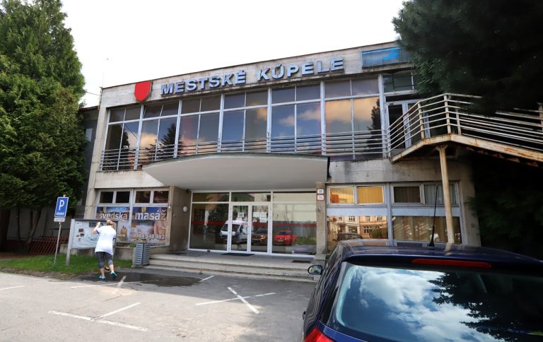 Vo Zvolene otvorili mestskú krytú plaváreň