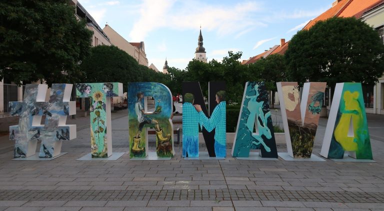 Trnava: Umelci vytvorili na pešej zóne v centre mesta nový nápis #TRNAVA