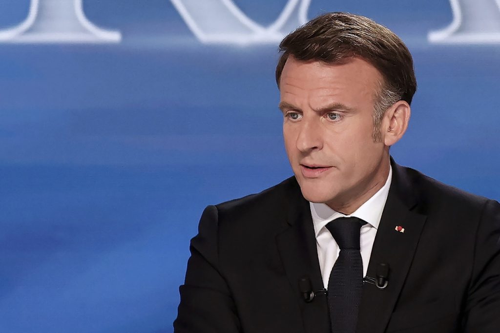 Macron pripúšťa referendá o niektorých sociálnych a ekonomických reformách