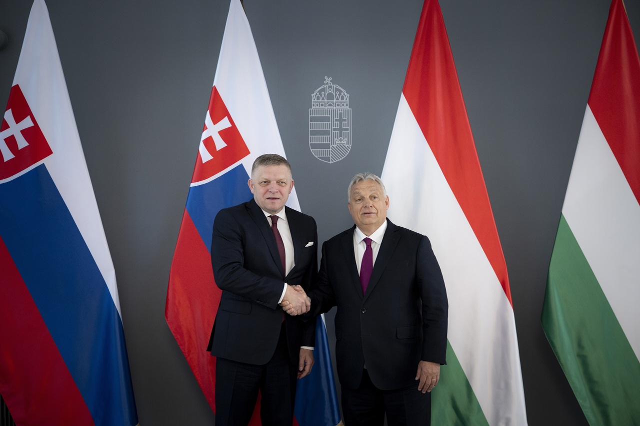 Premiér SR Robert Fico pricestoval do Budapešti, kde sa zúčastní na konferencii konzervatívnej politickej akcie CPAC Hungary