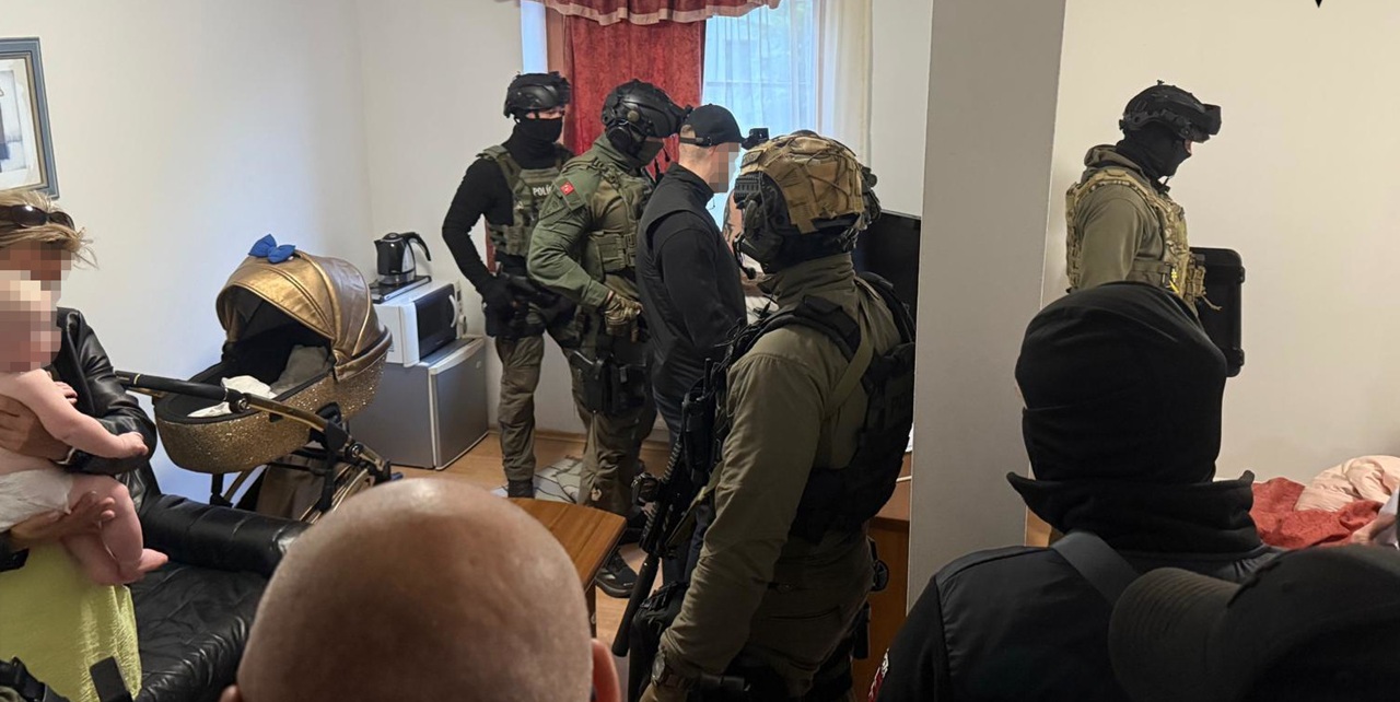 Polícia zadržala dve osoby, ktoré sexuálne vykorisťovali dve mladistvé dievčatá