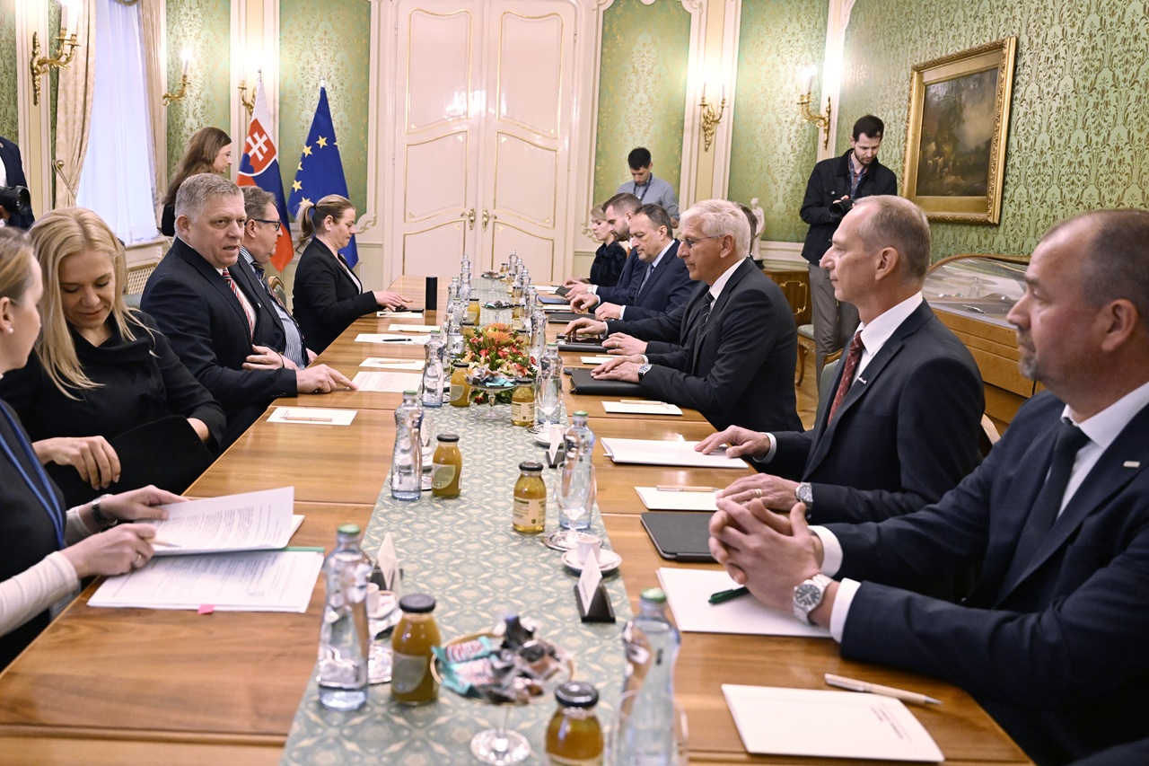 Predseda vlády SR Robert Fico prijal zástupcov automobilového priemyslu na Úrade vlády SR