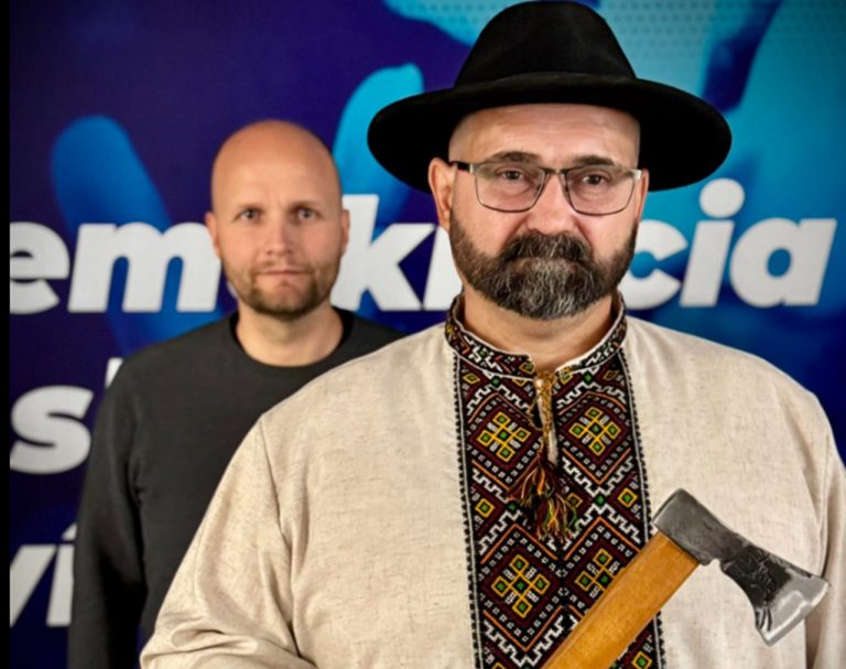 Petrovi Laťákovi, ktorý vystupoval vo videu s valaškou, zrušili obvinenie