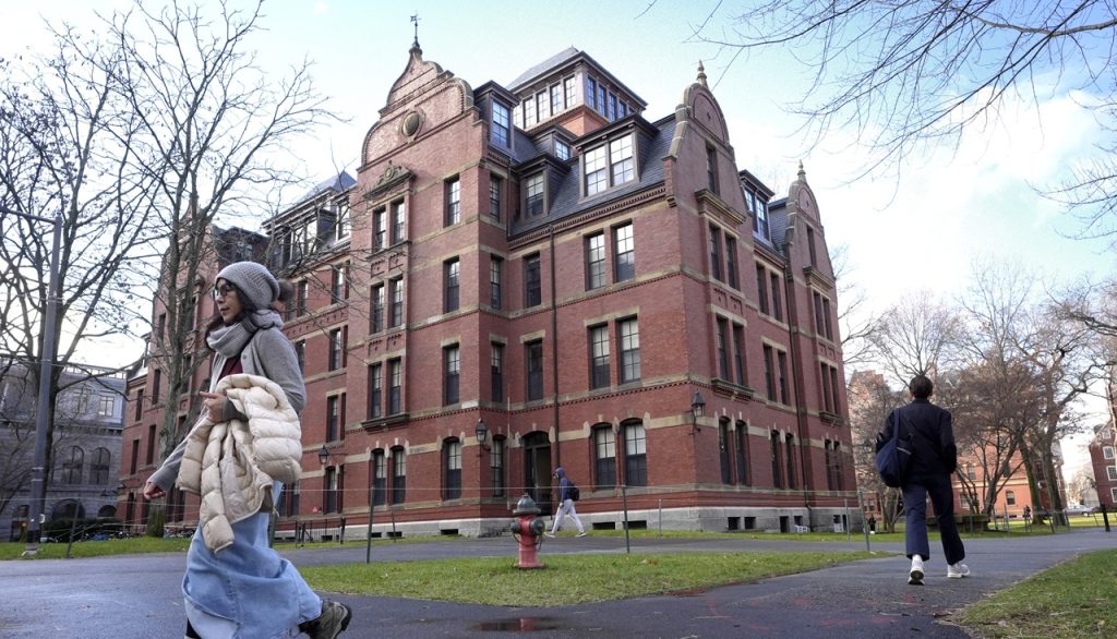 AP Poll DEI Harvardova univerzita