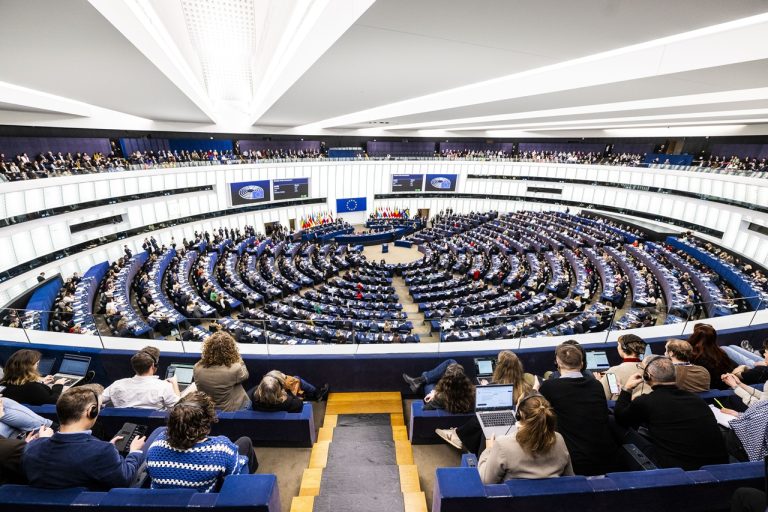 EÚ EP