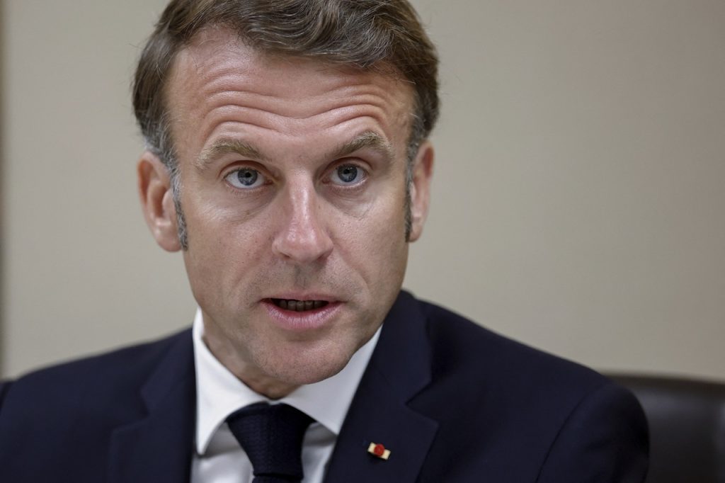 Macron varoval pred nekontrolovanou eskaláciou na Blízkom východe