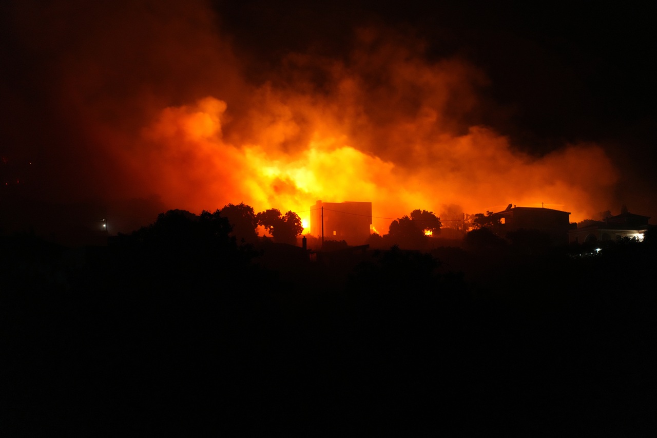 Lesný požiar na gréckom ostrove Chios
