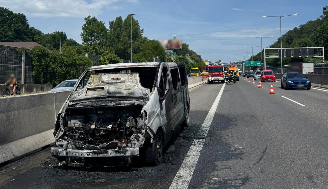 Na moste Lanfranconi v Bratislave horelo auto, premávka je obmedzená