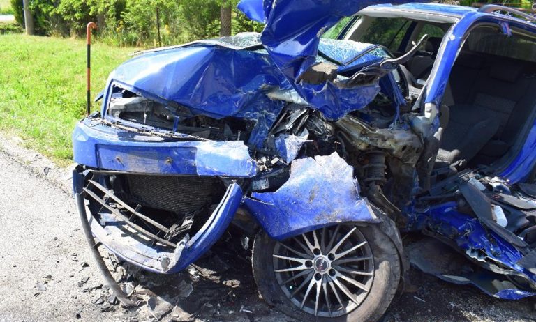 Pri čelnej zrážke v obci Orávka v okrese Rimavská Sobota sa ťažko zranili štyria ľudia, medzi nimi aj deti