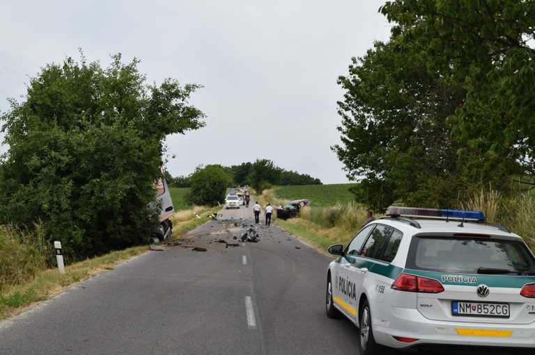 Pri pondelkovej nehode za Krajným sa vážne zranil 33-ročný vodič